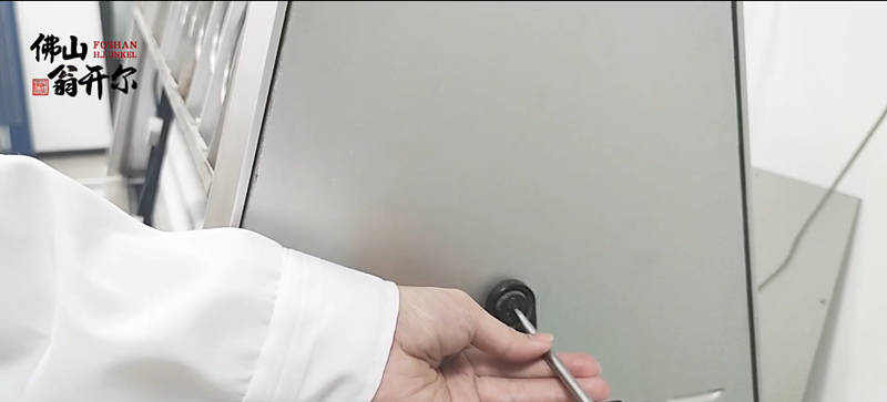 关闭机器左边舱盖门和右侧舱盖门
